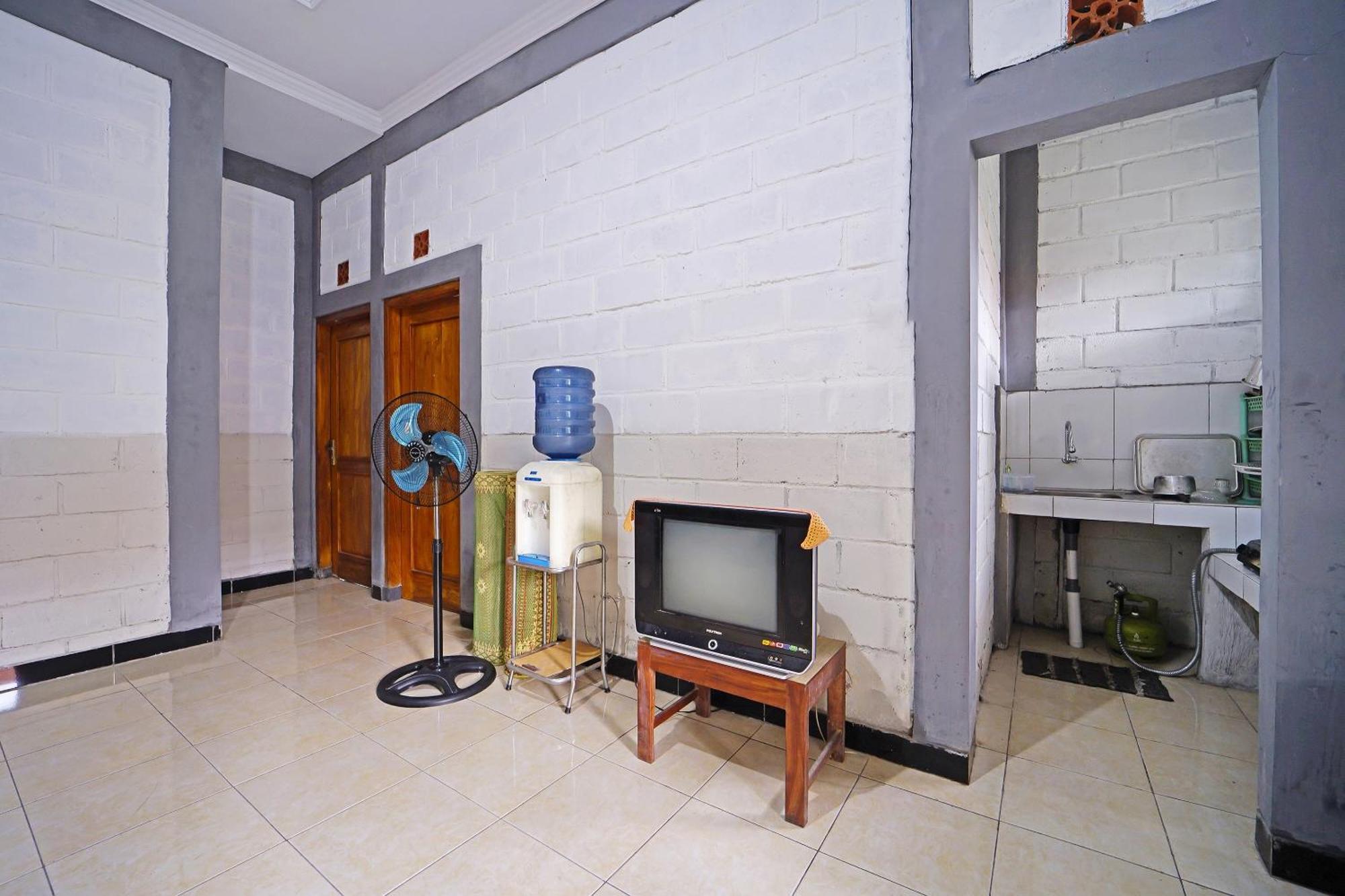 Spot On 91085 Griya Estu Wening Hotel Sleman  Exterior photo